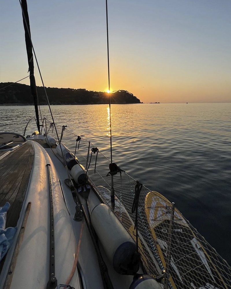 Blue horizon paddle surf