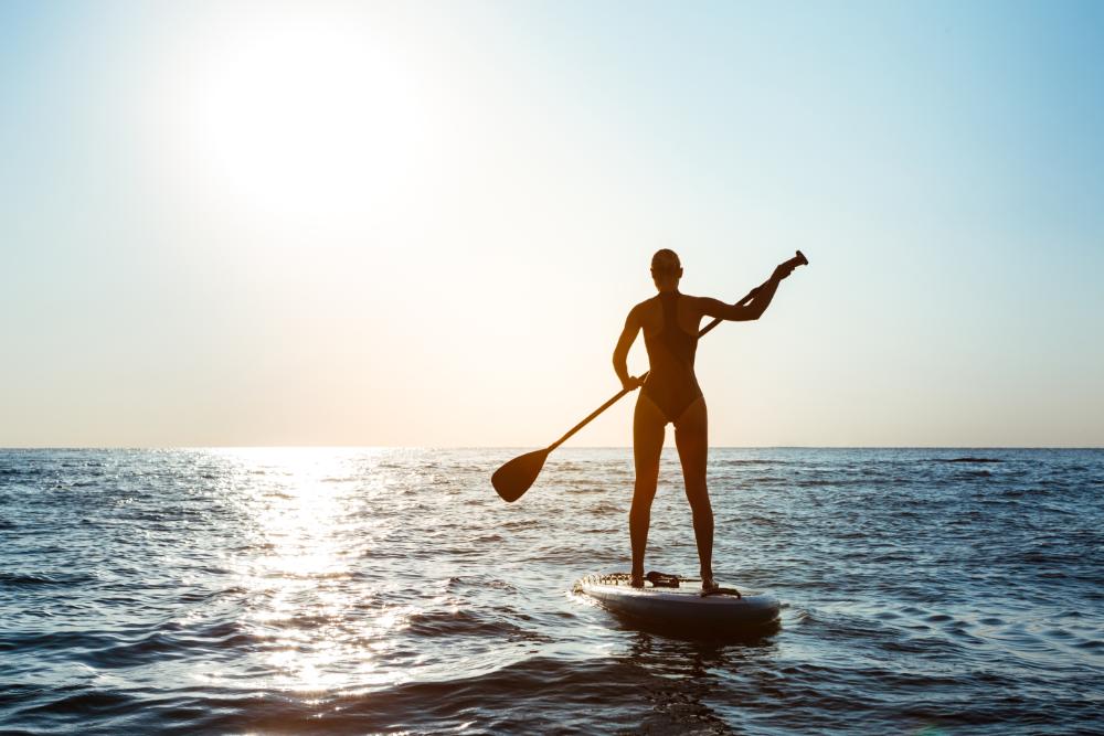 Paseo en velero con paddle surf